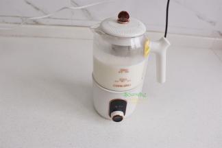 盖上盖子，选择奶茶，自动煮。这个时候就在旁边听音乐、看电视，奶茶煮好会提示。