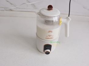 盖上盖子，选择奶茶，自动煮。这个时候就在旁边听音乐、看电视，奶茶煮好会提示。