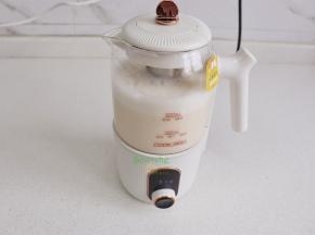 奶茶煮好之后，开盖，放白砂糖，搅拌均匀。一杯香浓的奶茶就煮好了。