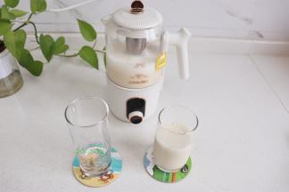 倒入杯子，就可以享受美味了。这个奶茶机嘴口有滤网，自动过滤奶泡，香浓细腻无渣的奶茶就做好了。