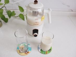倒入杯子，就可以享受美味了。这个奶茶机嘴口有滤网，自动过滤奶泡，香浓细腻无渣的奶茶就做好了。