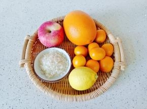 金桔，柠檬，橙子分别用盐清洗表面，去除表皮的苦涩味。