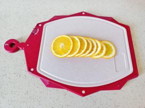 橙子放在砧板上切成薄片。