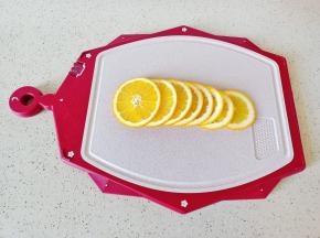 橙子放在砧板上切成薄片。