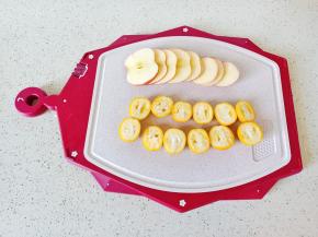 苹果切皮，中间有籽的位置就不要了，金桔对半切开，一定要把金桔的籽挑出来，不然煮好的茶会有淡淡的苦味。