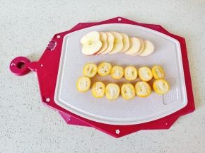 苹果切皮，中间有籽的位置就不要了，金桔对半切开，一定要把金桔的籽挑出来，不然煮好的茶会有淡淡的苦味。