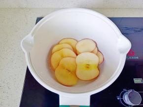 苹果放入锅里。