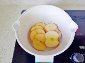 苹果放入锅里。