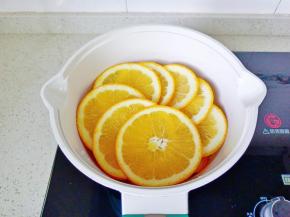 放上橙子片。
