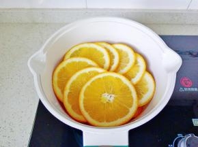 放上橙子片。