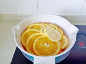 放上柠檬片，加水没过食材。