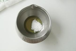 干净盆中，倒入蛋清中，加糖粉。