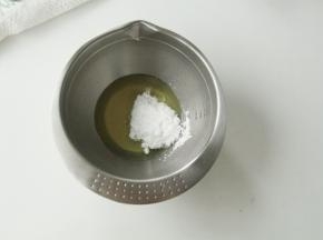 干净盆中，倒入蛋清中，加糖粉。