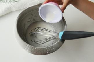 搅打至糖粉和蛋清完全融合，基本没有糖粉颗粒。倒入淡奶油。