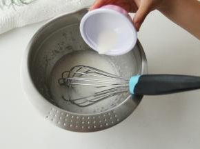 搅打至糖粉和蛋清完全融合，基本没有糖粉颗粒。倒入淡奶油。