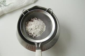 搅打均匀后筛入低粉+可可粉。搅匀。