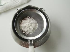 搅打均匀后筛入低粉+可可粉。搅匀。