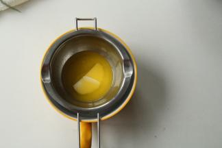 黄油隔热水融化成液态。