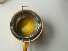 黄油隔热水融化成液态。