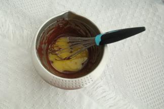 倒入搅好的面糊中，继续搅打均匀成细腻面糊。