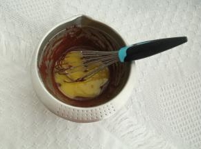 倒入搅好的面糊中，继续搅打均匀成细腻面糊。