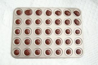 裱花袋剪小口，中心位置挤上适量面糊，不要挤太多，烘烤过程会自动摊开！