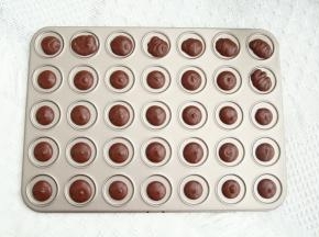 裱花袋剪小口，中心位置挤上适量面糊，不要挤太多，烘烤过程会自动摊开！