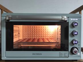 送入预热好的烤箱中层偏下，上155度，下150度，烤16分钟。