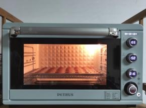 送入预热好的烤箱中层偏下，上155度，下150度，烤16分钟。