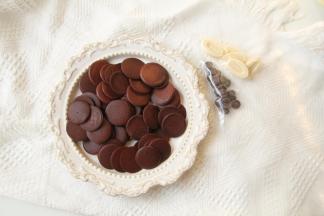 烤好取出，冷凉5分钟直接脱模。全部烤完，黑白巧克力分别装袋。