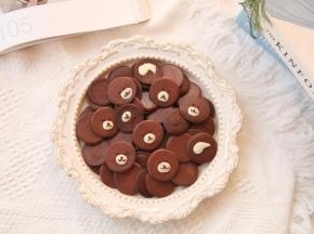 巧克力隔热水融化后，在脆片上画上喜欢的表情。