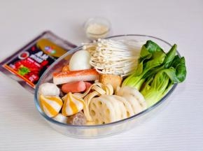 准备食材，菜心洗净，金针菇去跟洗净。莲藕去皮切片，百叶切条。