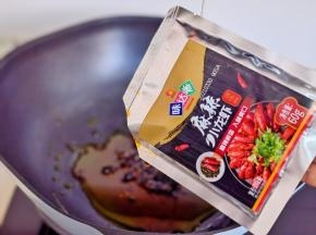 起油锅倒入麻辣酱。