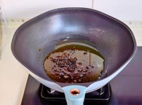 小火煸炒1分钟。