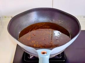 加入纯净水，水量和你的菜品量来即可。