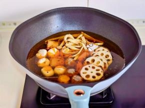 不易熟的菜先煮。