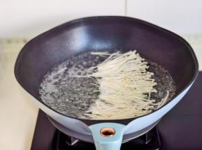 金针菇去跟洗净煮熟捞出备用。