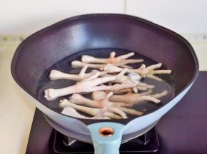 凤爪减掉指甲，冷水下锅。