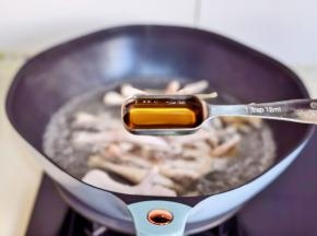 加入一勺料酒烧开煮2分钟捞出沥干水分。