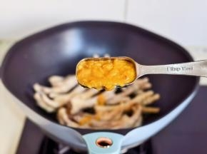 加入蒜蓉金汤酱。