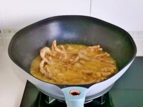 凤爪炖烂后大火收汁。（留点汤汁）