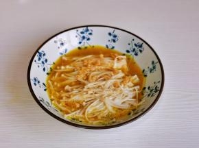 金针菇装盘，盛一勺蒜蓉金汤。