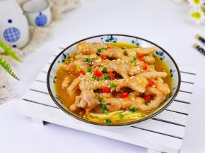 再摆入凤爪，撒芝麻葱花，即可食用。