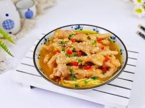 再摆入凤爪，撒芝麻葱花，即可食用。