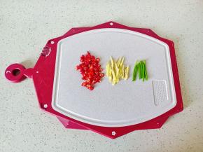 小米椒，生姜，葱分别切好备用。