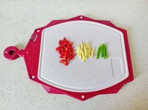 小米椒，生姜，葱分别切好备用。