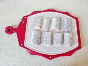 带鱼清洗干净，擦干水分，切小段再改十字花刀。