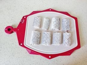 带鱼清洗干净，擦干水分，切小段再改十字花刀。