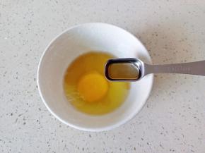 鸡蛋加一勺料酒。