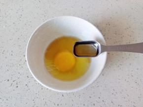 鸡蛋加一勺料酒。